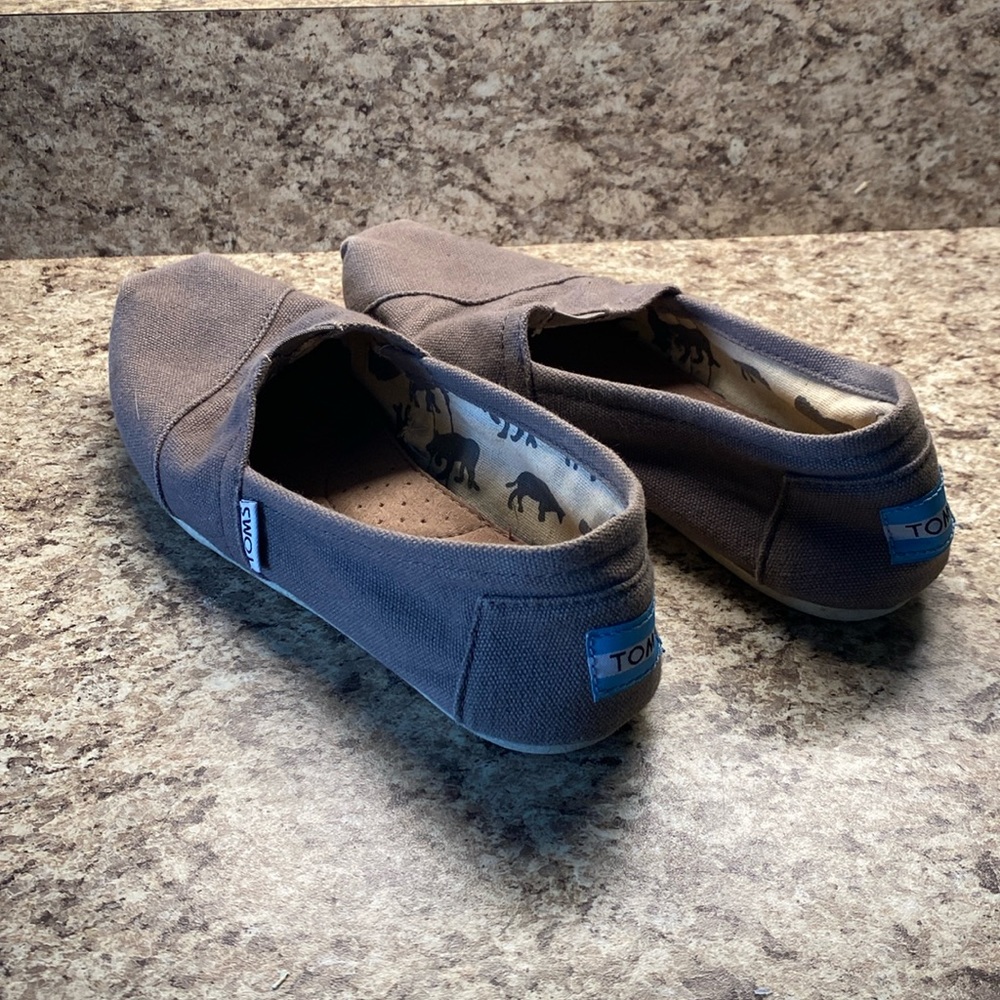Women’s Size 6 Grey Toms Slip On Shoes